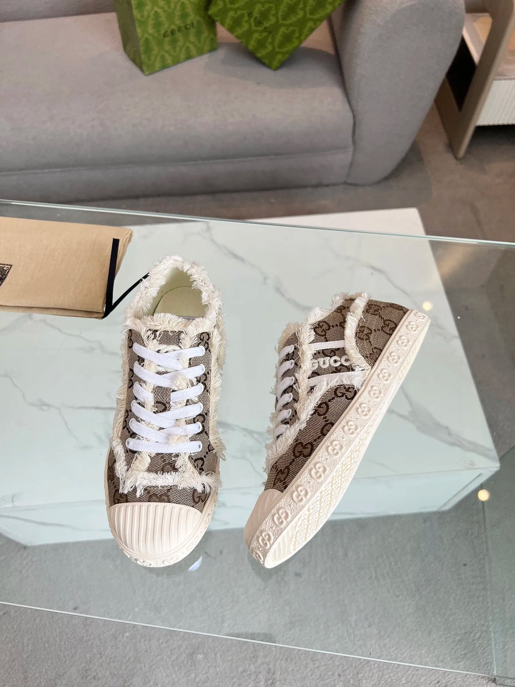 Women Sneakers M933