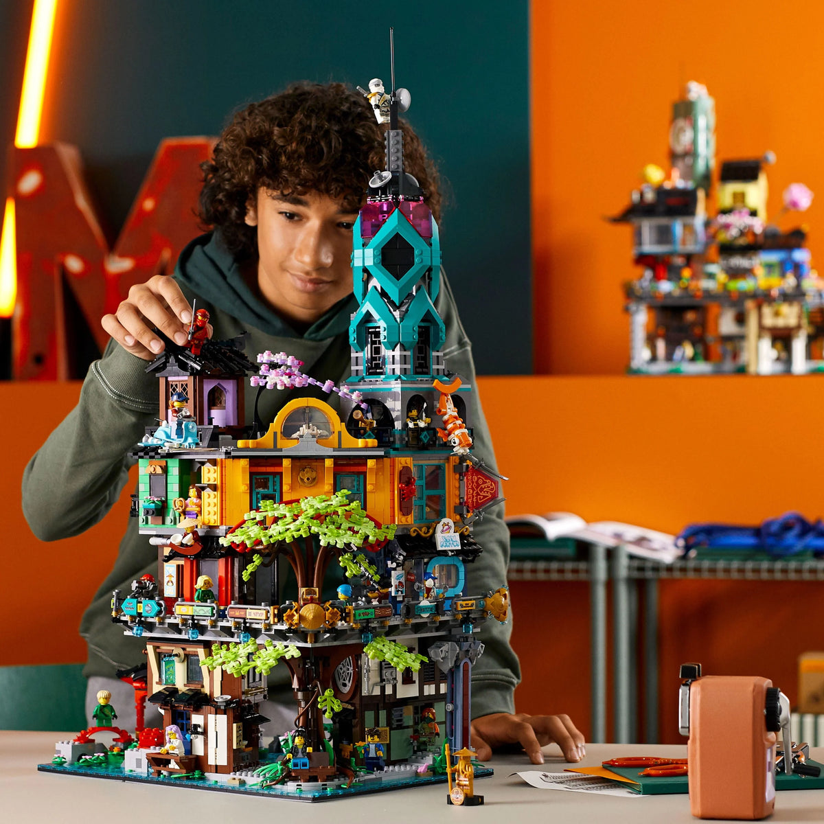 Building Toy with 19 Minifigures 5,685 Pieces G2239