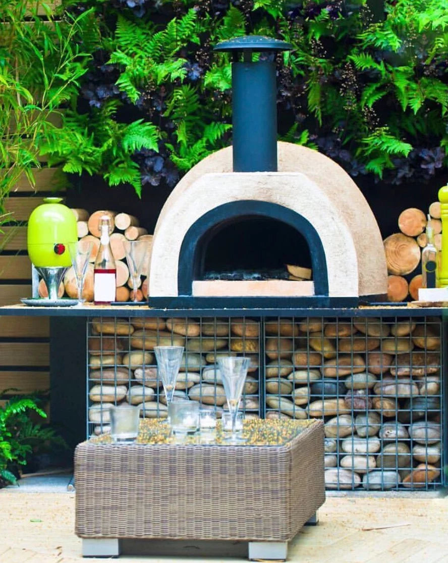 Outdoor Pizza Oven with Black Flue R9373