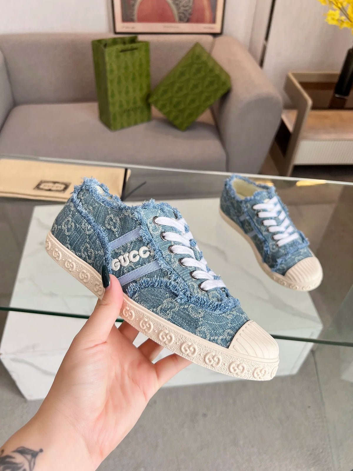 Women Sneakers M933